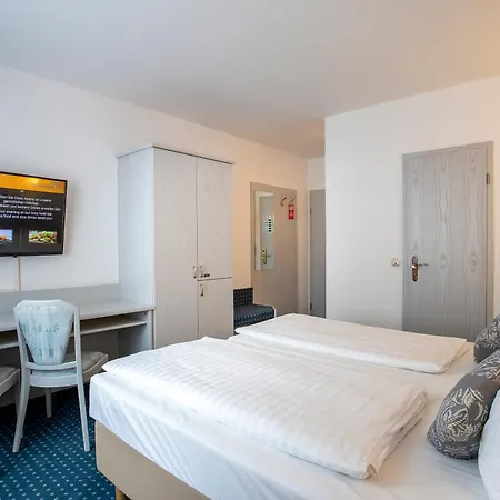 מלון Kleefelder Hof 3*