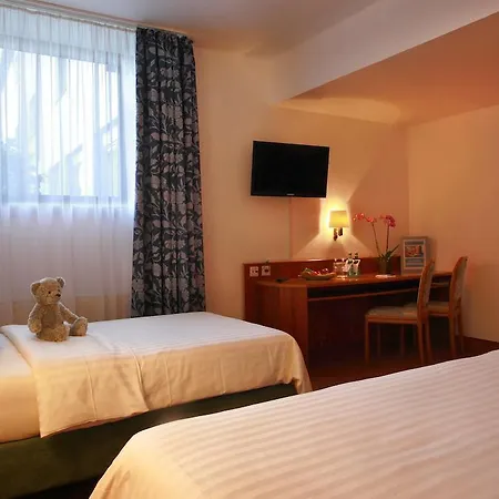 מלון Kleefelder Hof 3*