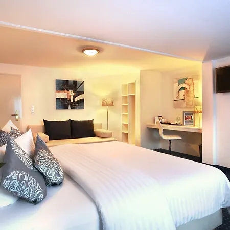 מלון Kleefelder Hof 3*